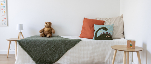 Chambre enfant décoré avec coussins plaid peluche pour home staging a Nantes